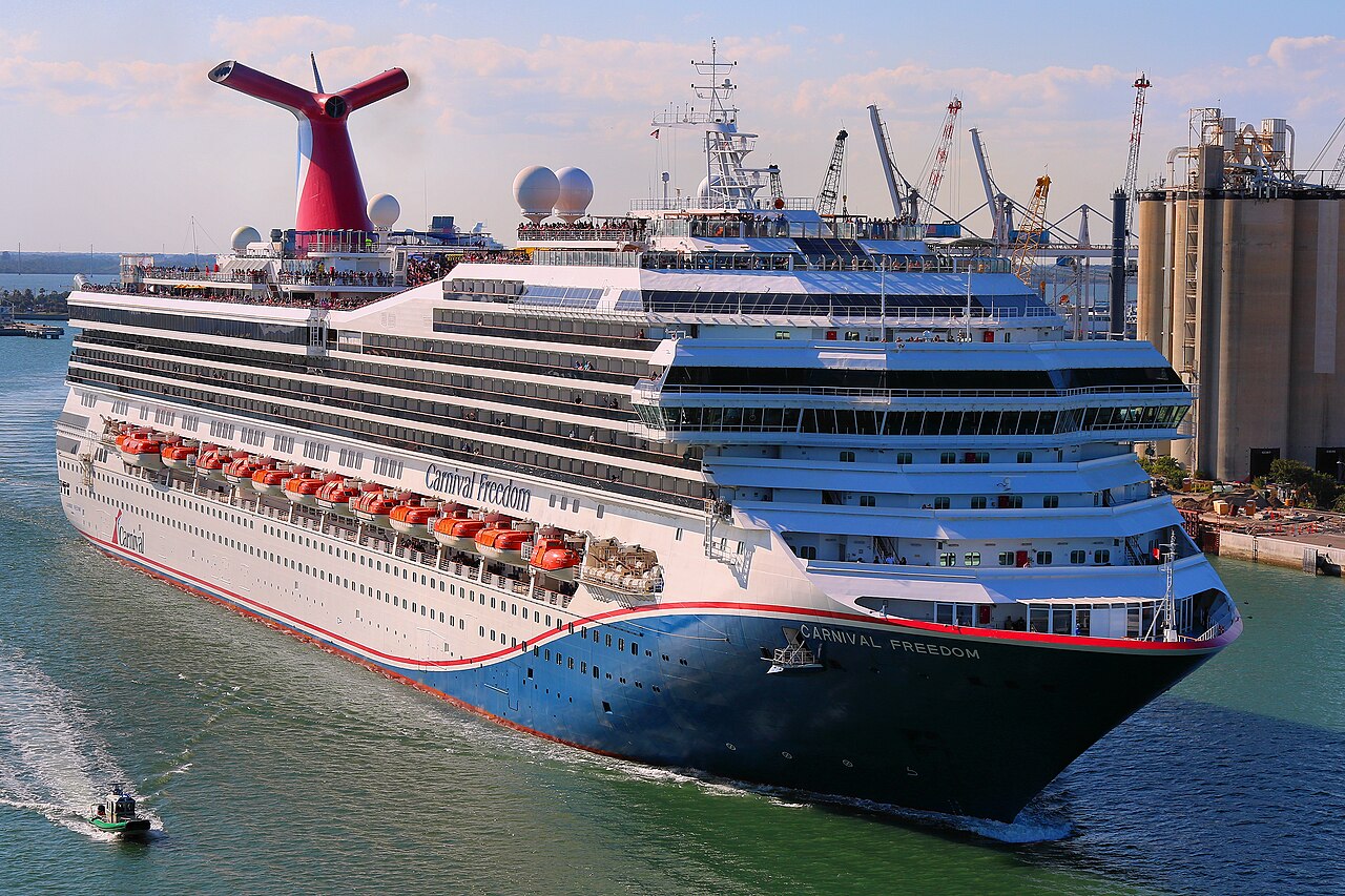 Crucero Carnival Freedom saliendo de Port Canaveral