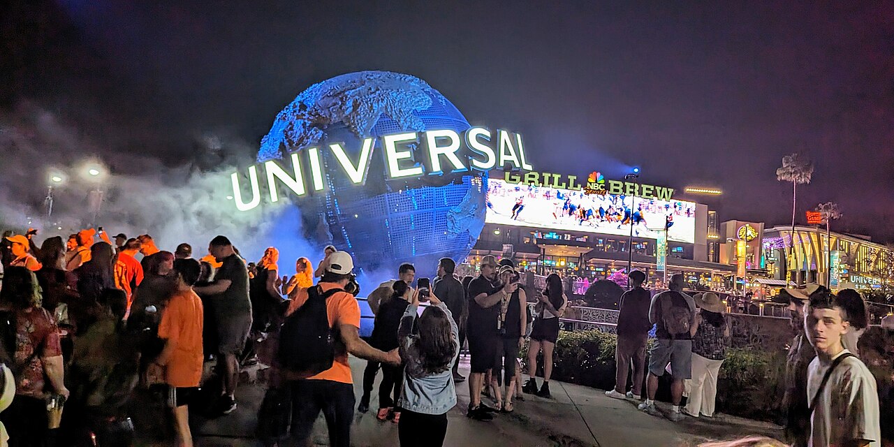 Globo de Universal Studios Florida iluminado por la noche